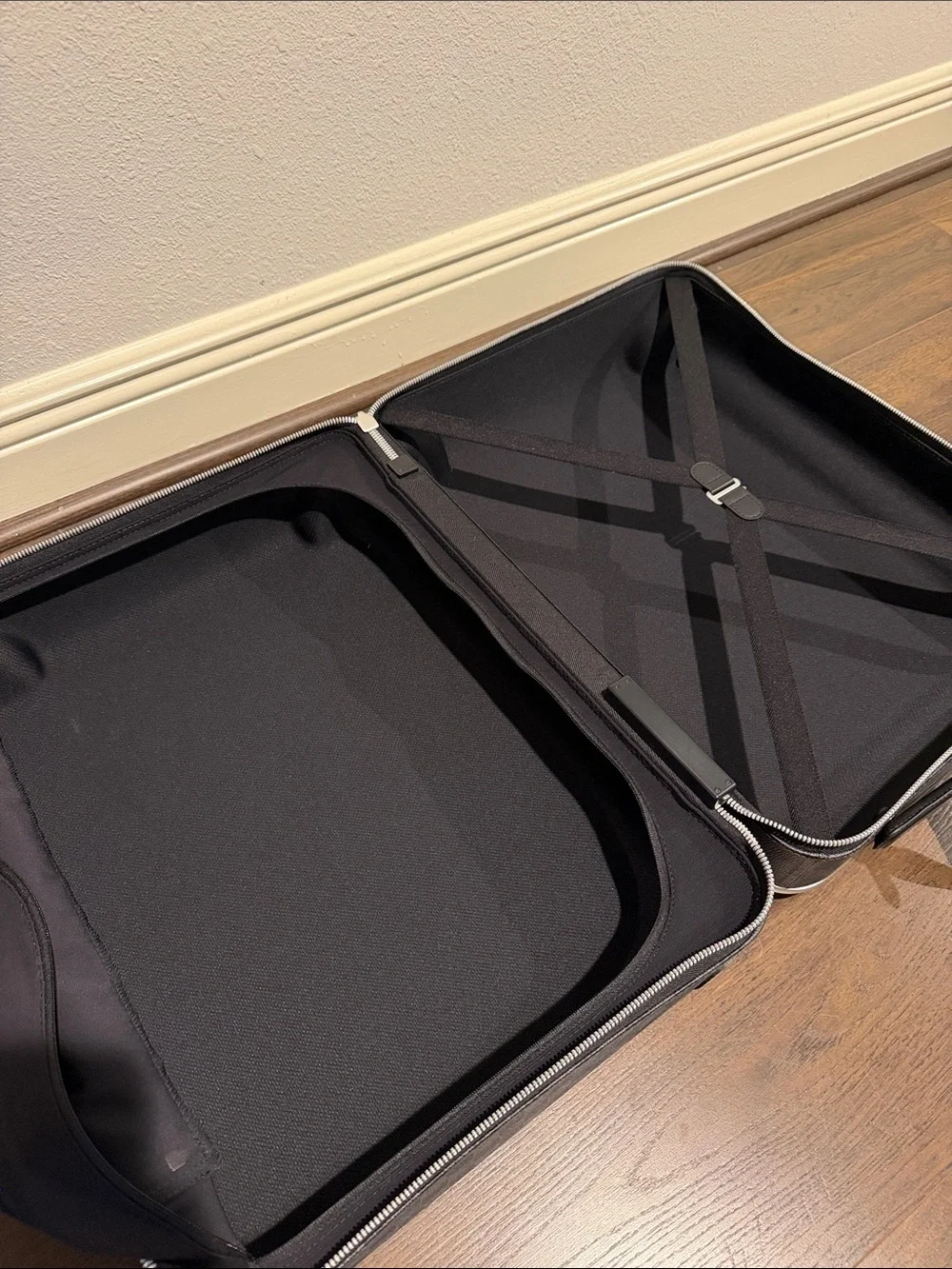Checkerboard Louis Vuitton  horizon 55 Hard-Shell Carry-On — Black